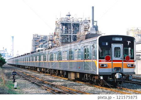 海外譲渡へ向けて神奈川臨海鉄道をゆく東葉高速鉄道1000形 121575875