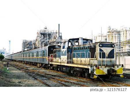 海外譲渡へ向けて千鳥線をゆく神奈川臨海鉄道DD55形と東葉高速鉄道1000形 121576127