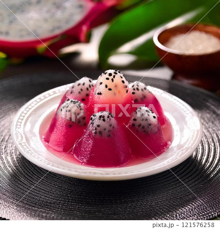 美味しそうなドラゴンフルーツとライチのスワンゼリー 121576258