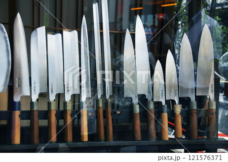 いろんな包丁が並んだショウウインドウ。外人も興味を持ち始めた日本の包丁 いろんな包丁が並んだショウウインドウ。外人も興味を持ち始めた日本の包丁 121576371