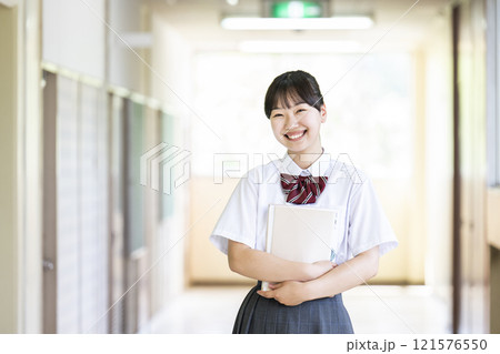 女子高生のポートレート　カメラ目線 121576550