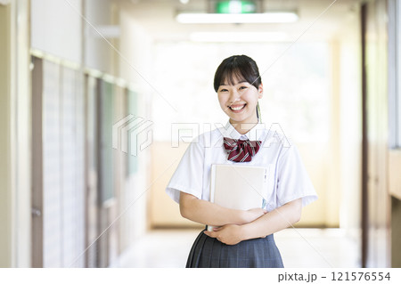女子高生のポートレート　カメラ目線 121576554
