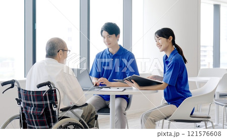 高齢者に説明をする介護士 高齢者に説明をする介護士 121576608