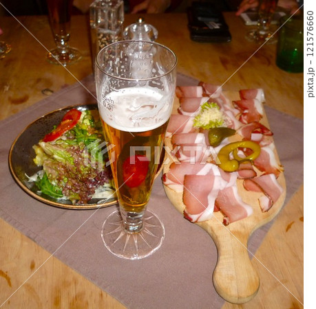 美味しそうなビール 121576660