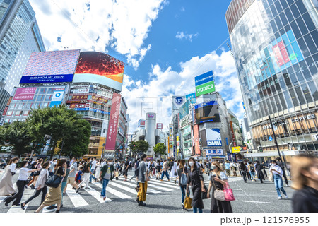 東京の都市風景　渋谷スクランブル交差点 121576955