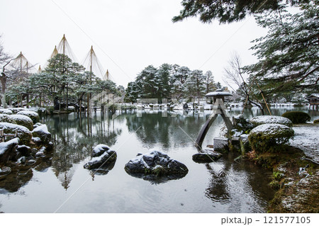 冬の兼六園～霞ヶ池～(金沢市-石川県) 121577105