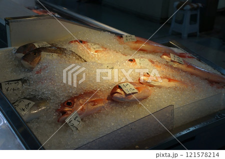 沖縄の魚市場で売られている魚 沖縄の魚市場で売られている魚 121578214