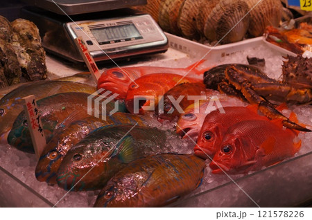沖縄の魚市場で売られている魚 沖縄の魚市場で売られている魚 121578226