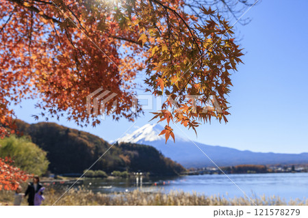 富士山と紅葉 河口湖沿岸から撮影 121578279