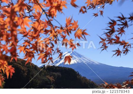 富士山と紅葉 河口湖沿岸から撮影 121578343