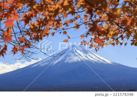 富士山と紅葉 河口湖沿岸から撮影 富士山と紅葉 河口湖沿岸から撮影 121578396