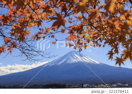 富士山と紅葉 河口湖沿岸から撮影 121578411