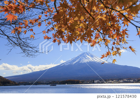 富士山と紅葉 河口湖沿岸から撮影 富士山と紅葉 河口湖沿岸から撮影 121578430