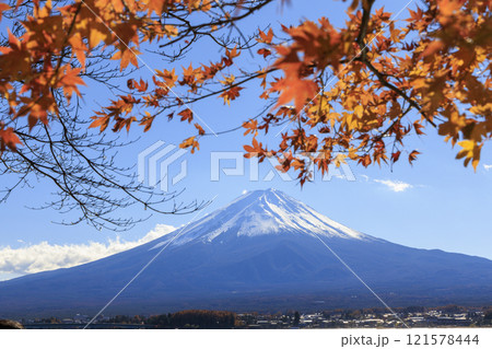 富士山と紅葉 河口湖沿岸から撮影 121578444