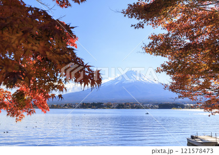富士山と紅葉 河口湖沿岸から撮影 富士山と紅葉 河口湖沿岸から撮影 121578473