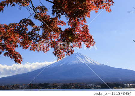 富士山と紅葉 河口湖沿岸から撮影 富士山と紅葉 河口湖沿岸から撮影 121578484
