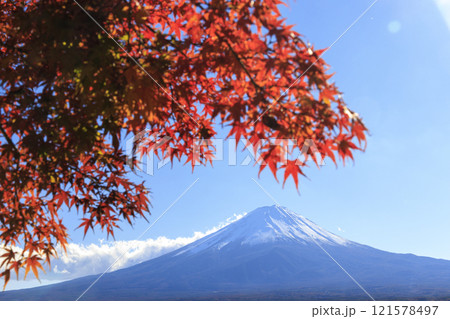富士山と紅葉 河口湖沿岸から撮影 121578497