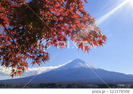 富士山と紅葉 河口湖沿岸から撮影 富士山と紅葉 河口湖沿岸から撮影 121578500