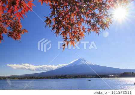 富士山と紅葉 河口湖沿岸から撮影 121578511