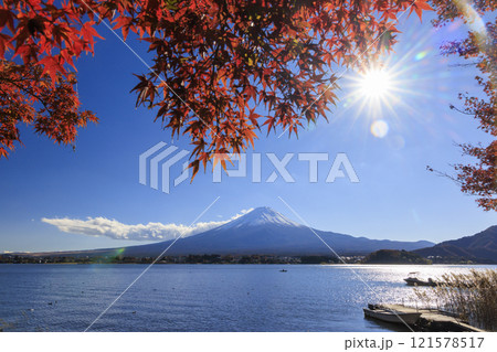 富士山と紅葉 河口湖沿岸から撮影 121578517