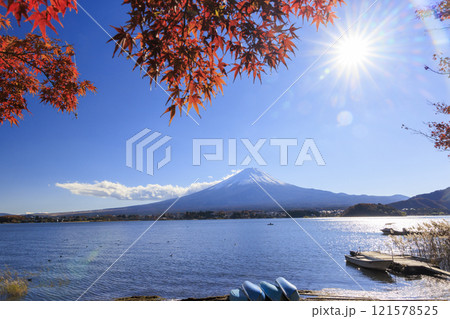 富士山と紅葉 河口湖沿岸から撮影 121578525