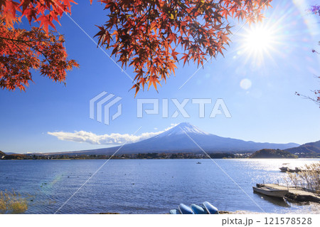 富士山と紅葉 河口湖沿岸から撮影 121578528