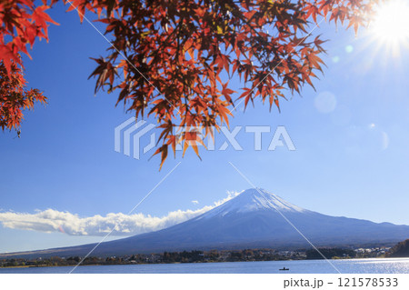 富士山と紅葉 河口湖沿岸から撮影 富士山と紅葉 河口湖沿岸から撮影 121578533