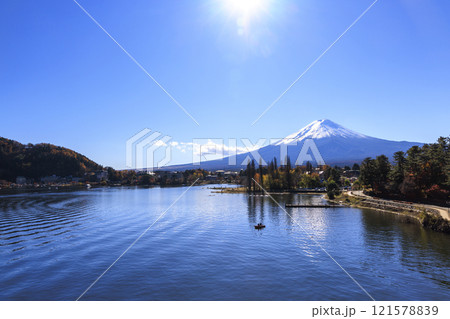 晩秋から冬にかけて 富士山と河口湖 121578839