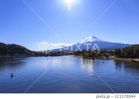 晩秋から冬にかけて 富士山と河口湖 晩秋から冬にかけて 富士山と河口湖 121578844
