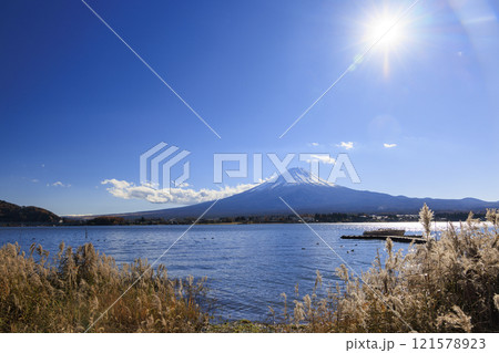 晩秋から冬にかけて 富士山と河口湖 121578923