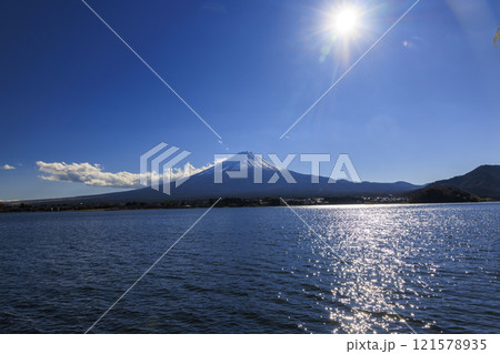 晩秋から冬にかけて 富士山と河口湖 121578935