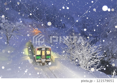 雪降る只見線（走り去る列車を後方から撮影） 121579051