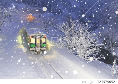 雪降る只見線(走り去る列車を後方から撮影) 雪降る只見線(走り去る列車を後方から撮影) 121579052