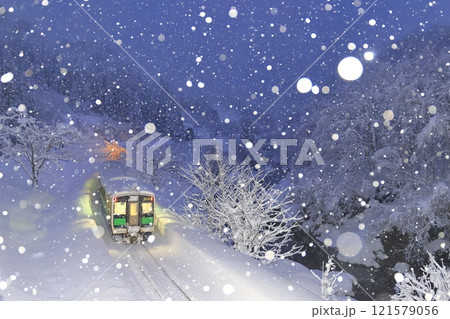 雪降る只見線（走り去る列車を後方から撮影） 121579056