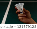 バドミントンのシャトルを持つ手 121579128