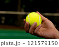 テニスボールを持つ手 121579150