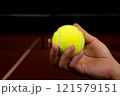 テニスボールを持つ手 121579151