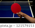 卓球をする男性の手 121579153