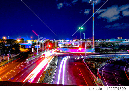 車が行き交う車の光跡 車が行き交う車の光跡 121579290