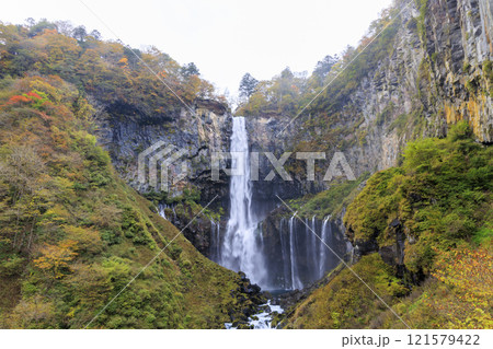 紅葉に映える華厳の滝 奥日光 121579422