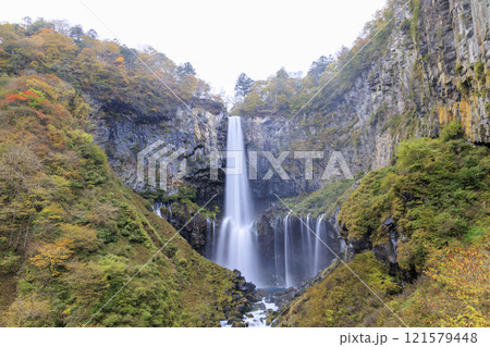 紅葉に映える華厳の滝 奥日光 紅葉に映える華厳の滝 奥日光 121579448