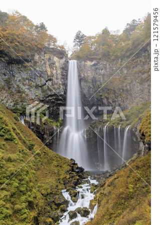 紅葉に映える華厳の滝 奥日光 紅葉に映える華厳の滝 奥日光 121579456