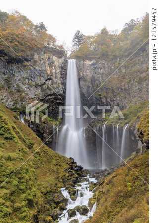 紅葉に映える華厳の滝 奥日光 紅葉に映える華厳の滝 奥日光 121579457