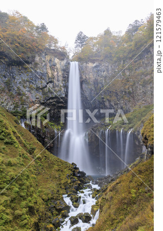 紅葉に映える華厳の滝 奥日光 紅葉に映える華厳の滝 奥日光 121579463