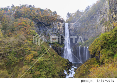 紅葉に映える華厳の滝 奥日光 121579513