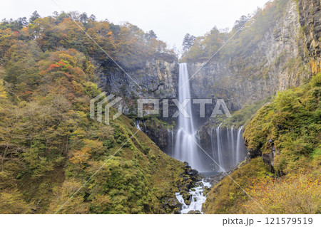 紅葉に映える華厳の滝 奥日光 紅葉に映える華厳の滝 奥日光 121579519