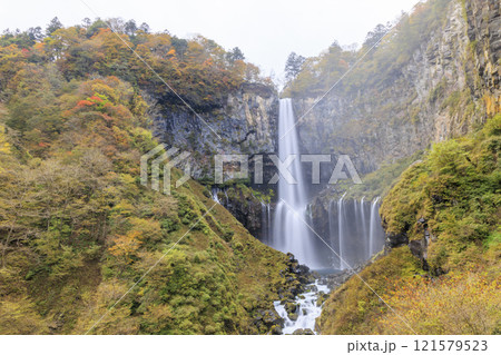紅葉に映える華厳の滝 奥日光 121579523