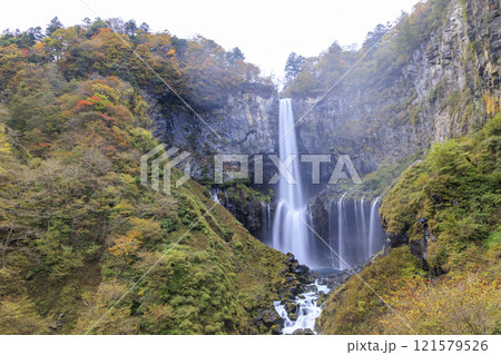紅葉に映える華厳の滝 奥日光 121579526