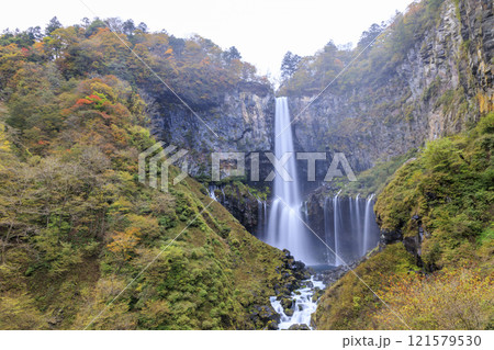 紅葉に映える華厳の滝 奥日光 紅葉に映える華厳の滝 奥日光 121579530