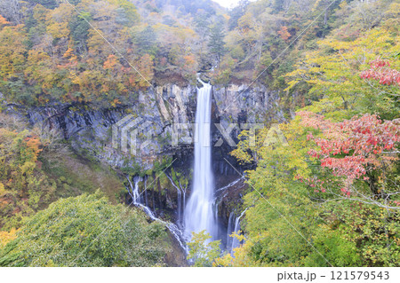 紅葉に映える華厳の滝 奥日光 121579543